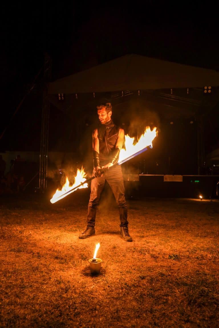 tűzzsonglőr művész